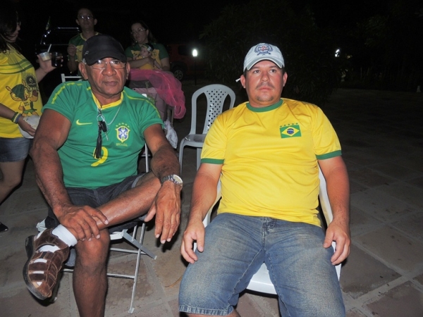 Vereador Chico Osmar recepciona familiares e amigos para assistirem jogo do Brasil - Imagem 12