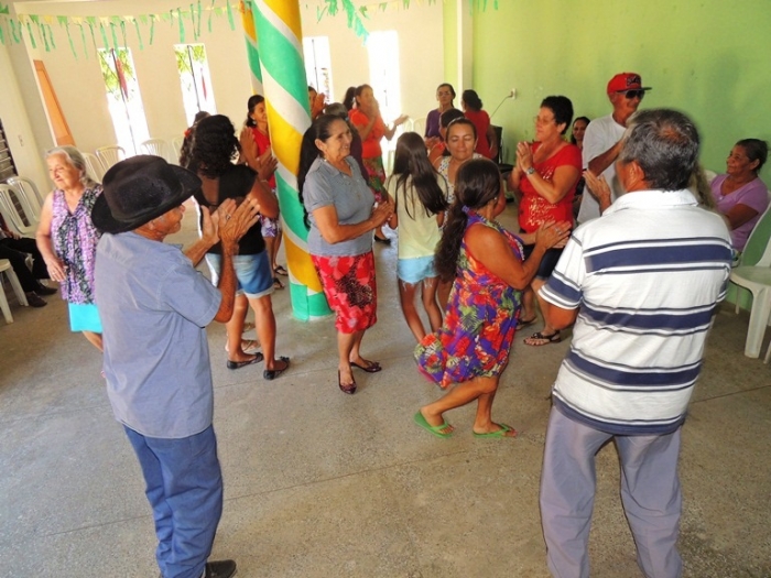Grupo de idosos participa de festa junina - Imagem 6
