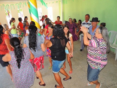 Grupo de idosos participa de festa junina