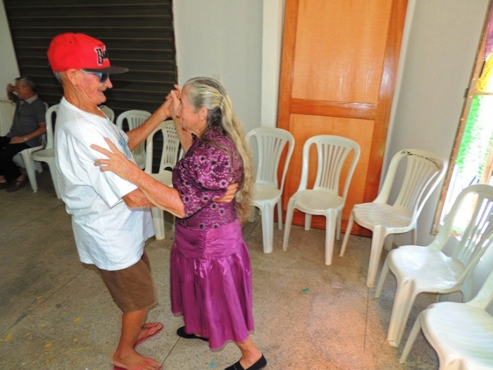 Grupo de idosos participa de festa junina - Imagem 3