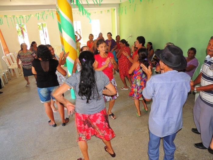 Grupo de idosos participa de festa junina - Imagem 5