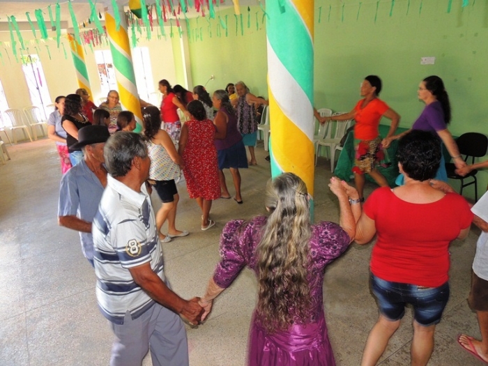 Grupo de idosos participa de festa junina - Imagem 10