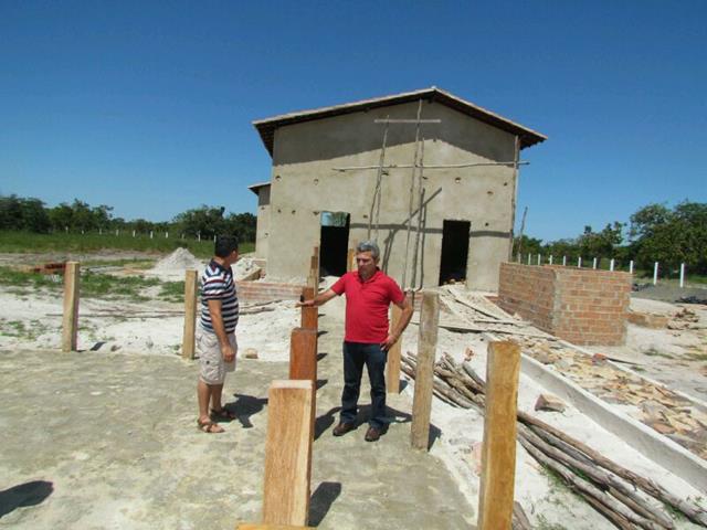 Prefeito Edílson Capote visita obras de matadouro público