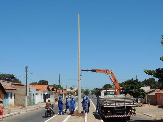 Postes de iluminação estão sendo instalados na avenida José Miguel - Imagem 1