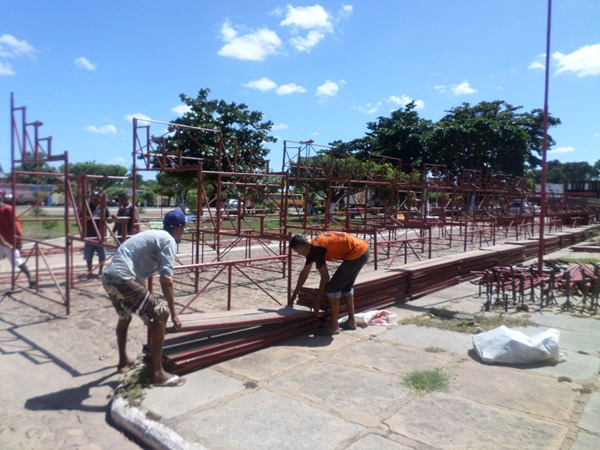 Começa a ser montada arquibancada na Praça São José Operário para festival junino