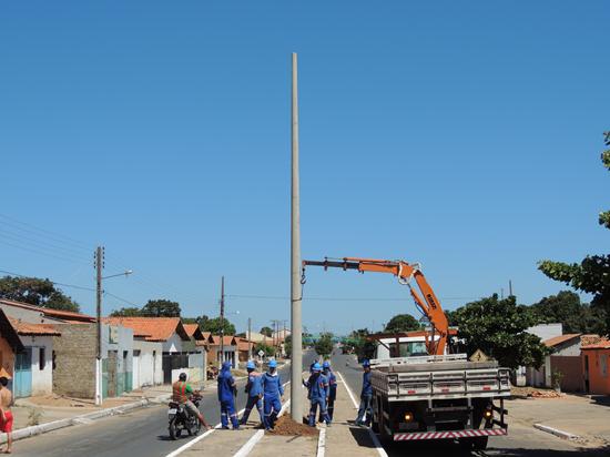 Postes de iluminação estão sendo instalados na avenida José Miguel