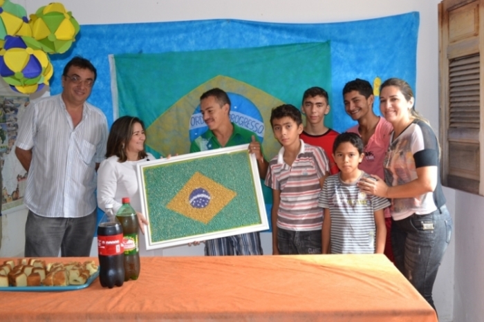 Alunos de programa social presenteiam Neuma Café com bandeira do Brasil - Imagem 3