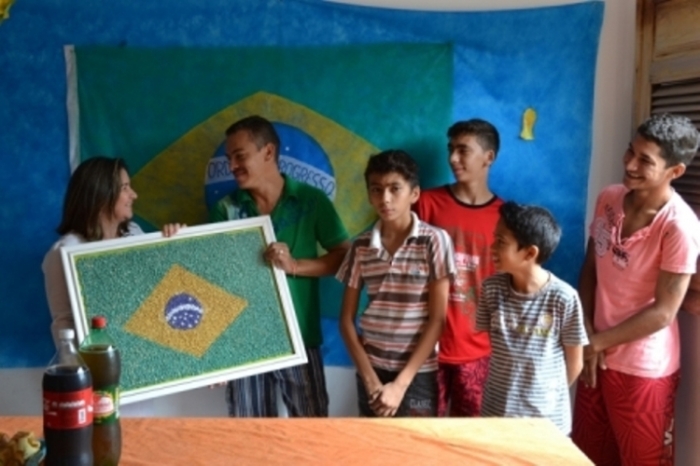 Alunos de programa social presenteiam Neuma Café com bandeira do Brasil - Imagem 4