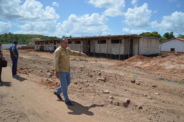 Prefeito Bernildo Val visita creche objeto de investigação do FNDE e Polícia Federal