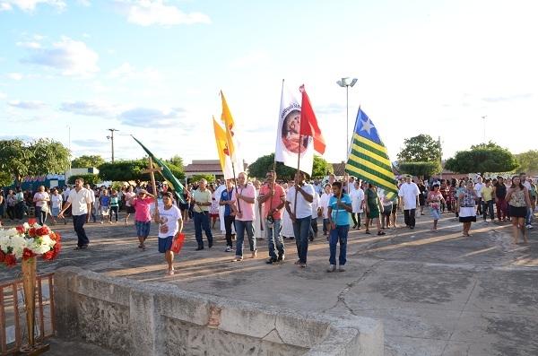 Centenas de fies participam da procissão de Santo Inácio de Loyola   - Imagem 1