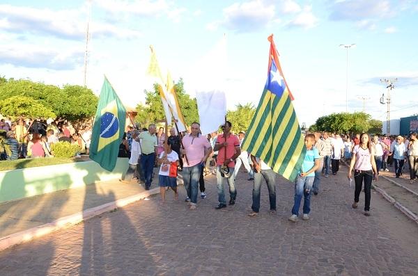 Centenas de fies participam da procissão de Santo Inácio de Loyola   - Imagem 3