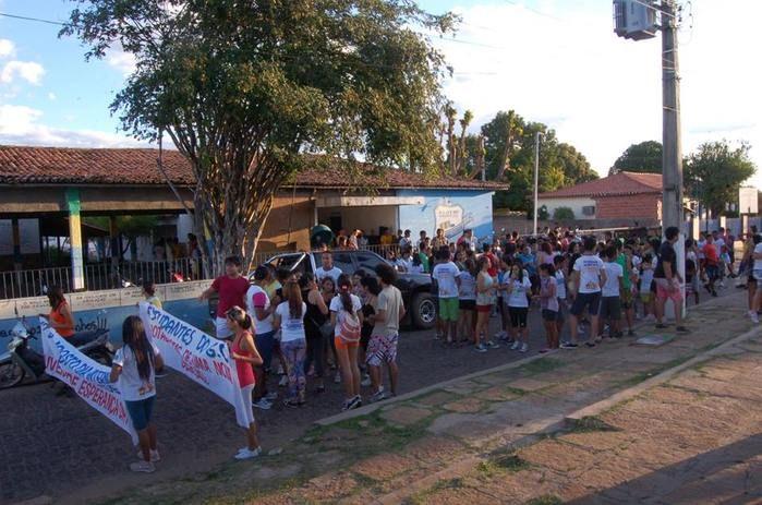 Alunos da Escola Estadual Gervásio Costa realizam caminhada em comemoração ao Dia do Estudante. - Imagem 12