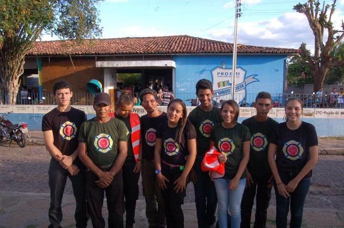 Alunos da Escola Estadual Gervásio Costa realizam caminhada em comemoração ao Dia do Estudante. - Imagem 13