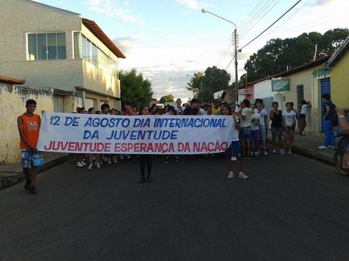 Alunos da Escola Estadual Gervásio Costa realizam caminhada em comemoração ao Dia do Estudante. - Imagem 4
