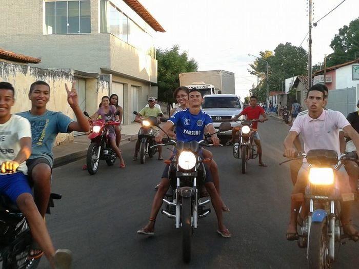 Alunos da Escola Estadual Gervásio Costa realizam caminhada em comemoração ao Dia do Estudante. - Imagem 9