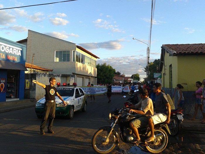 Alunos da Escola Estadual Gervásio Costa realizam caminhada em comemoração ao Dia do Estudante. - Imagem 5