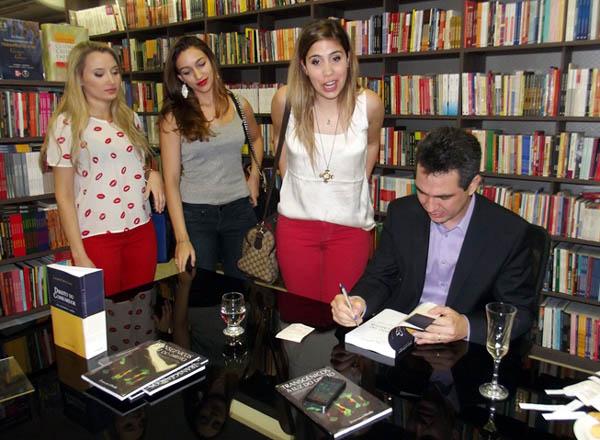 Leandro Lages lota livraria no lançamento de seu segundo livro - Imagem 9