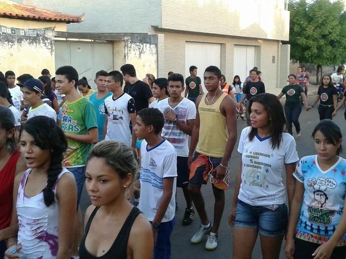 Alunos da Escola Estadual Gervásio Costa realizam caminhada em comemoração ao Dia do Estudante. - Imagem 7