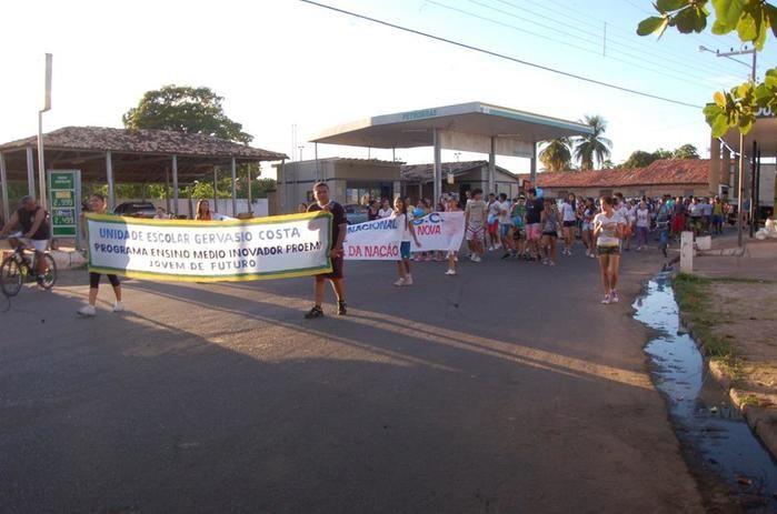 Alunos da Escola Estadual Gervásio Costa realizam caminhada em comemoração ao Dia do Estudante. - Imagem 10