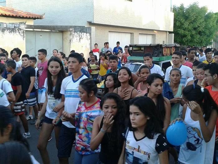 Alunos da Escola Estadual Gervásio Costa realizam caminhada em comemoração ao Dia do Estudante. - Imagem 3