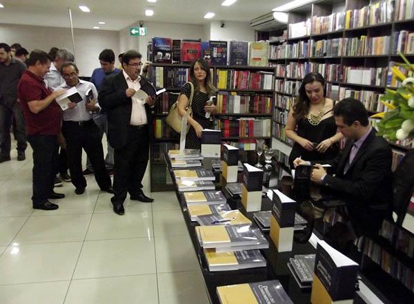 Leandro Lages lota livraria no lançamento de seu segundo livro - Imagem 6