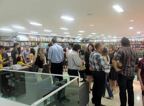 Leandro Lages lota livraria no lançamento de seu segundo livro - Imagem 14