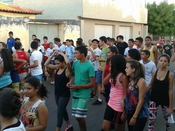 Alunos da Escola Estadual Gervásio Costa realizam caminhada em comemoração ao Dia do Estudante. - Imagem 8