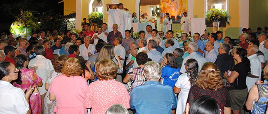 Milhares de fiéis lotam a Igreja Matriz em mais uma noite de novena