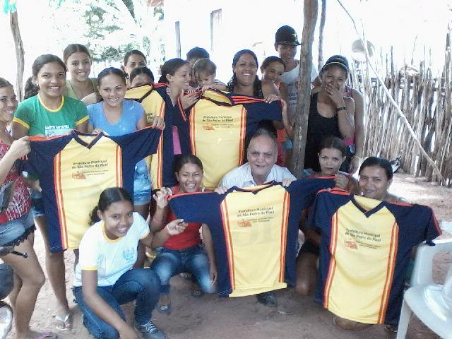Prefeito Raimundo Ferreira entrega material esportivo para time da zona rural - Imagem 3
