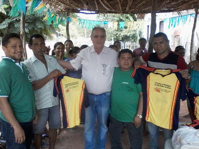 Prefeito Raimundo Ferreira entrega material esportivo para time da zona rural - Imagem 4