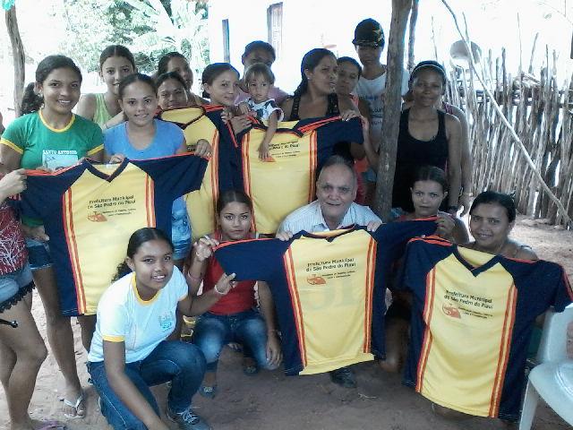 Prefeito Raimundo Ferreira entrega material esportivo para time da zona rural - Imagem 2