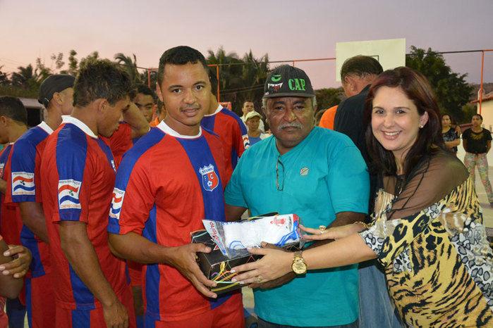 Prefeitura inaugura quadra poliesportiva na comunidade Tucuns em pleno festejo - Imagem 25