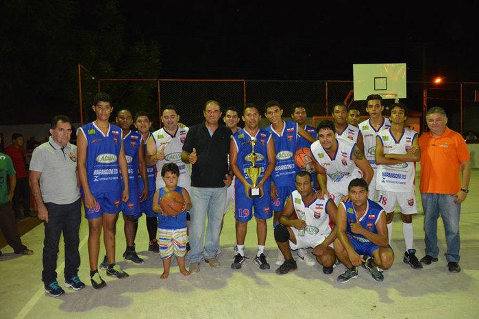 Prefeitura inaugura quadra poliesportiva na comunidade Tucuns em pleno festejo - Imagem 35