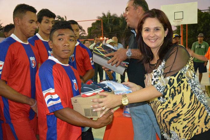 Prefeitura inaugura quadra poliesportiva na comunidade Tucuns em pleno festejo - Imagem 22