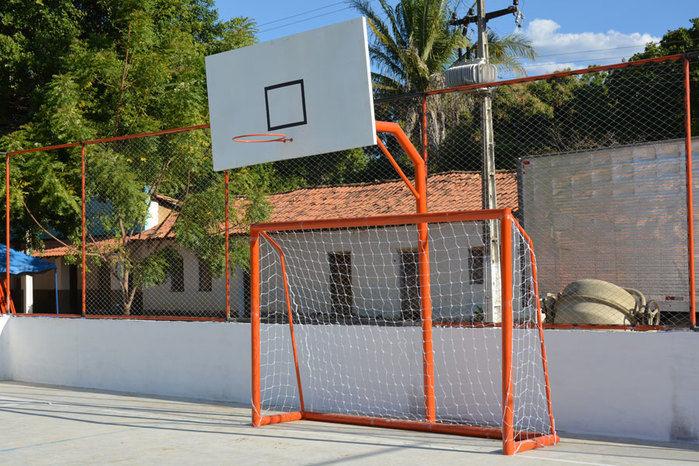 Prefeitura inaugura quadra poliesportiva na comunidade Tucuns em pleno festejo - Imagem 2