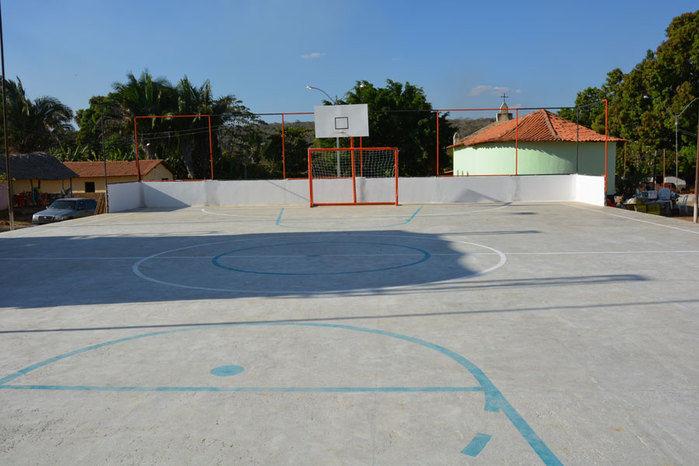 Prefeitura inaugura quadra poliesportiva na comunidade Tucuns em pleno festejo - Imagem 1