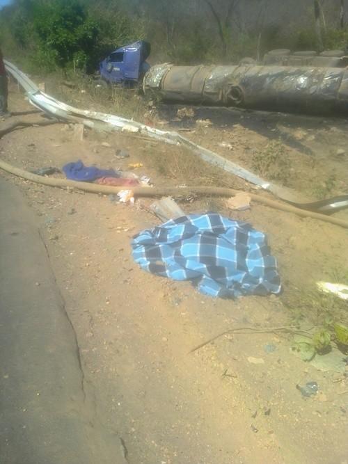 Grave acidente na BR 135 com carreta leva motorista a óbito, corpo foi partido ao meio – imagem forte - Imagem 12