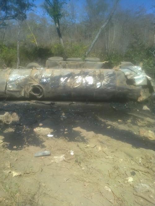 Grave acidente na BR 135 com carreta leva motorista a óbito, corpo foi partido ao meio – imagem forte - Imagem 7