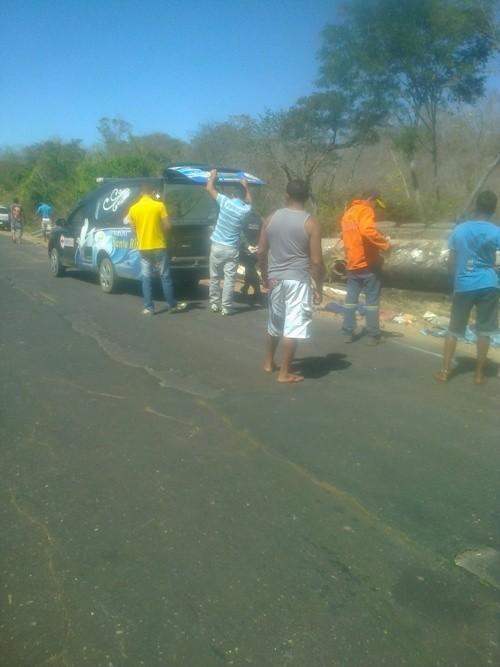 Grave acidente na BR 135 com carreta leva motorista a óbito, corpo foi partido ao meio – imagem forte - Imagem 14