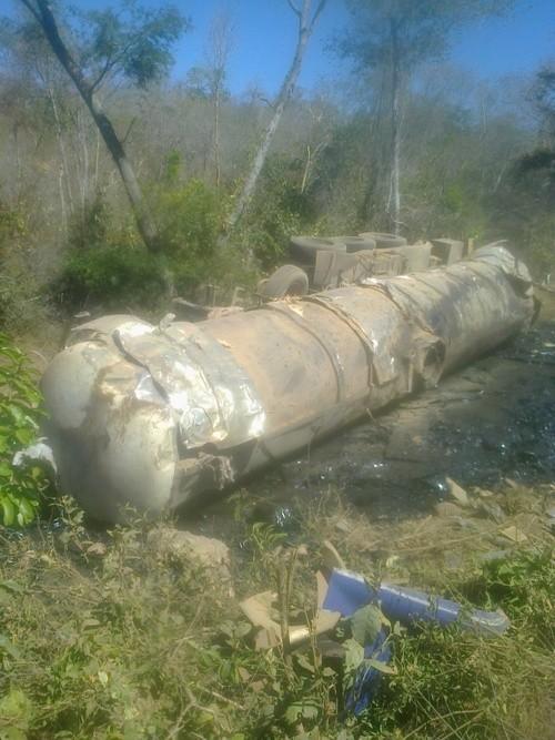 Grave acidente na BR 135 com carreta leva motorista a óbito, corpo foi partido ao meio – imagem forte - Imagem 4