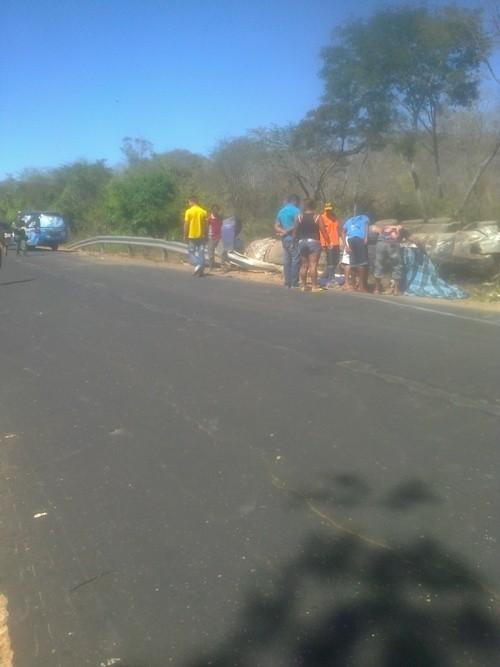 Grave acidente na BR 135 com carreta leva motorista a óbito, corpo foi partido ao meio – imagem forte - Imagem 13