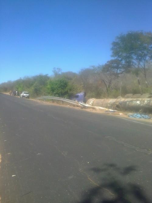 Grave acidente na BR 135 com carreta leva motorista a óbito, corpo foi partido ao meio – imagem forte - Imagem 10