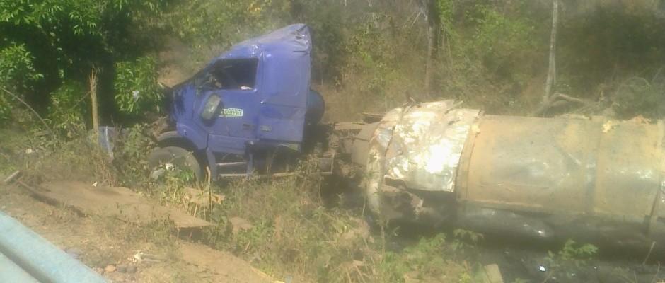 Grave acidente na BR 135 com carreta leva motorista a óbito, corpo foi partido ao meio – imagem forte