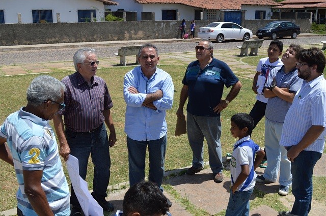 Prefeito Bernildo Val visita local que será construída Quadra Poliesportiva em Buriti dos Lopes - Imagem 2