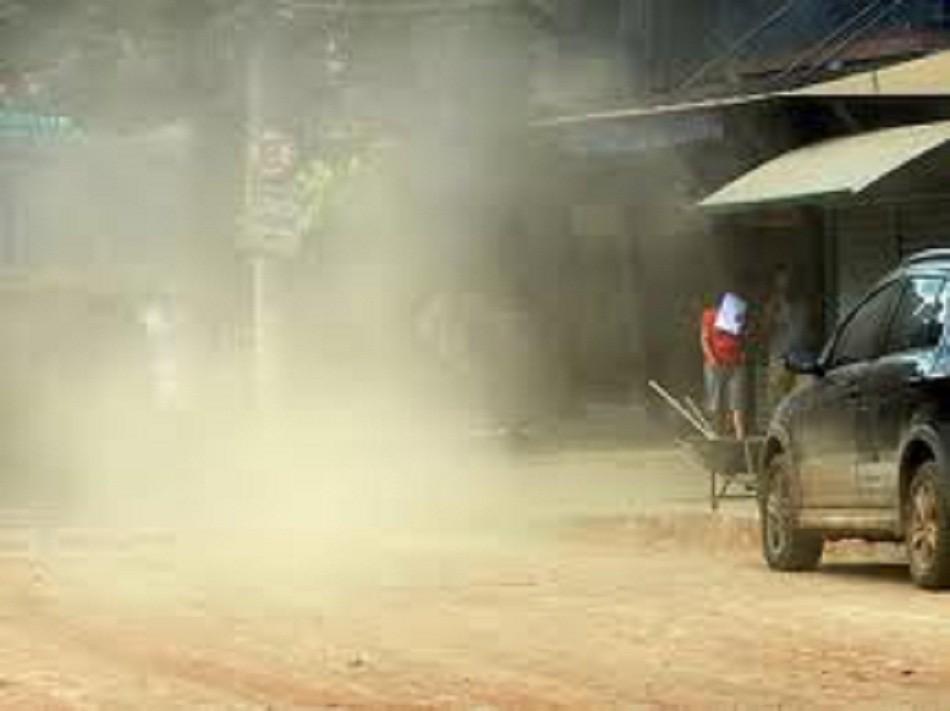 Moradores jogam água na rua para aliviar a poeira 