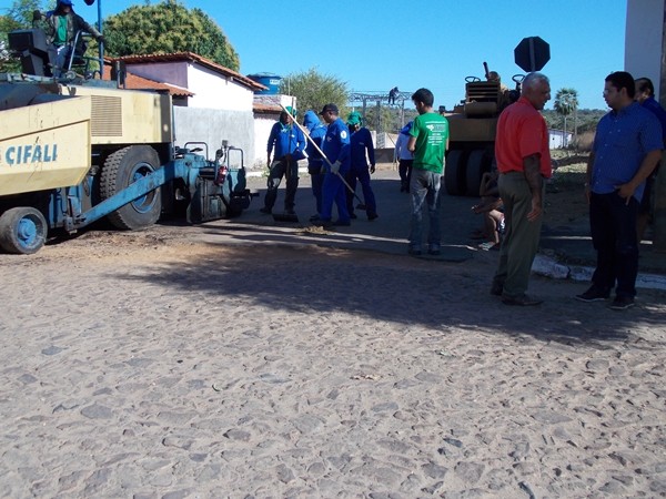 Prefeito Antônio Parambú inicia Pavimentação Asfáltica nas principais ruas da cidade - Imagem 6