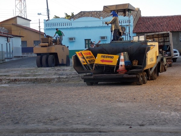 Prefeito Antônio Parambú inicia Pavimentação Asfáltica nas principais ruas da cidade - Imagem 2
