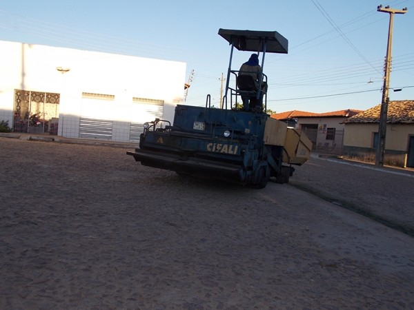Prefeito Antônio Parambú inicia Pavimentação Asfáltica nas principais ruas da cidade - Imagem 3