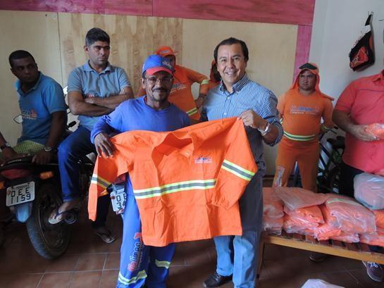 Prefeito Jonas Moura faz entrega de uniformes do pessoal do serviço de limpeza - Imagem 1