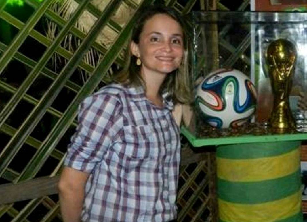 Apagando as velinhas, parabéns Anyelle Castro